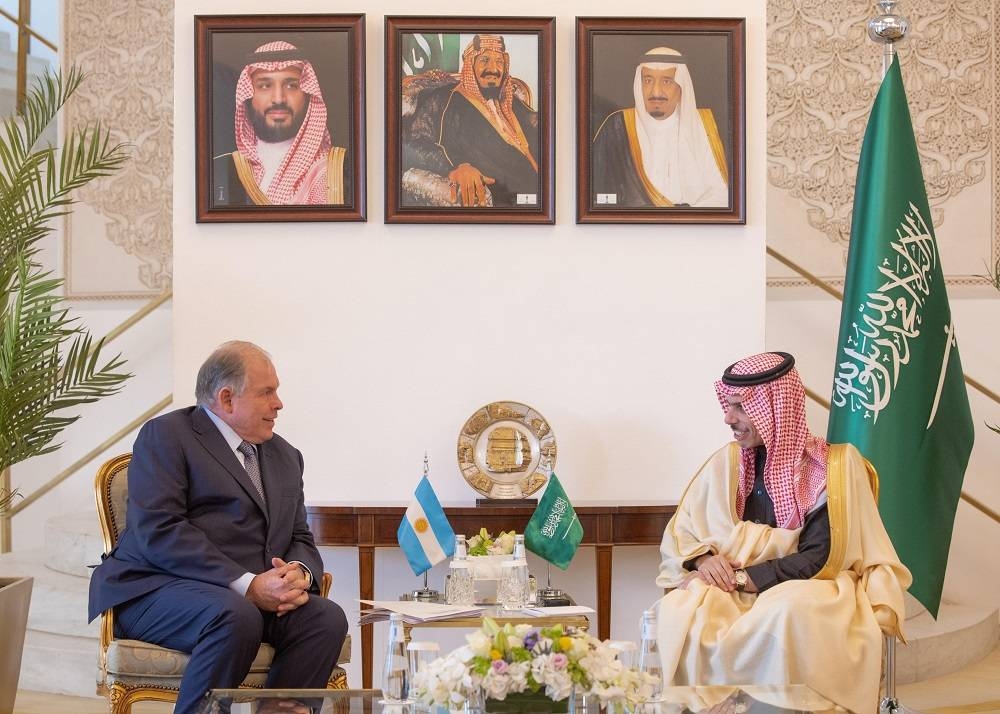 وزير الخارجية ونظيره الأرجنتيني يناقشان أبرز المستجدات إقليمياً ودولياً