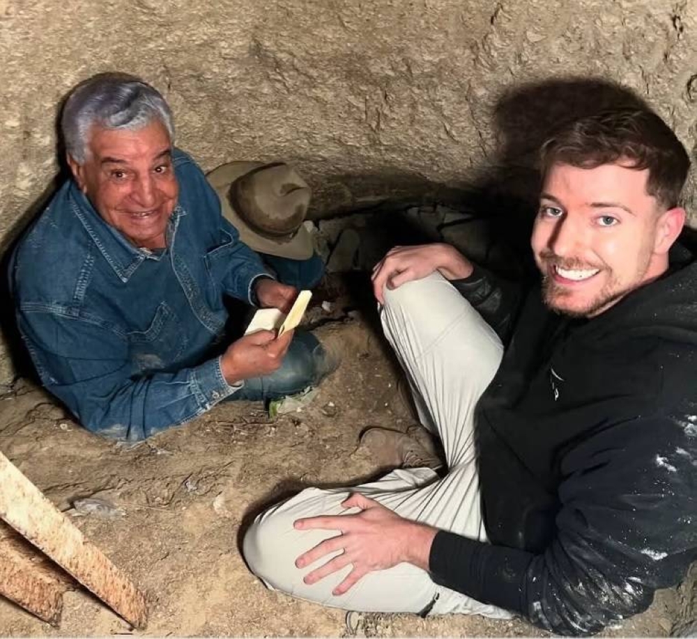 كم دفع «مستر بيست» للتصوير داخل الأهرام؟