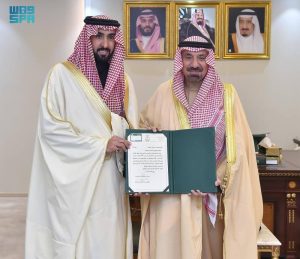 أمير نجران يكرّم مدير فرع هيئة حقوق الإنسان بالمنطقة سابقاً
