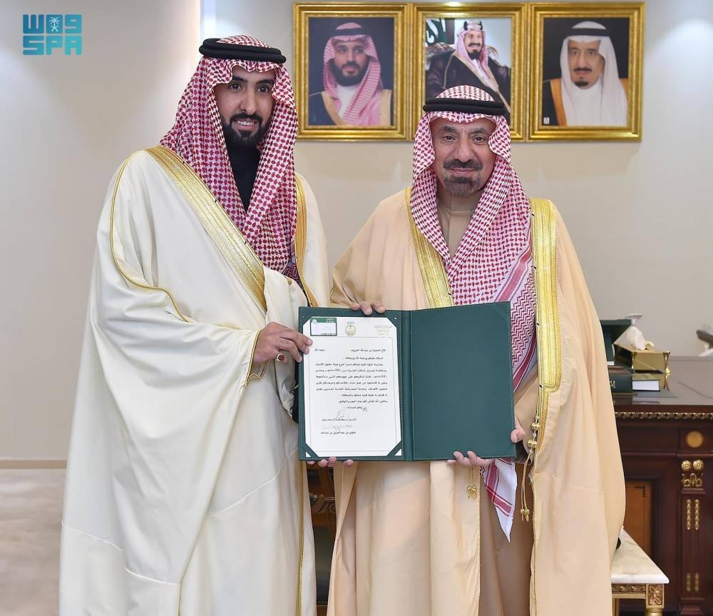 أمير نجران يكرّم مدير فرع هيئة حقوق الإنسان بالمنطقة سابقاً