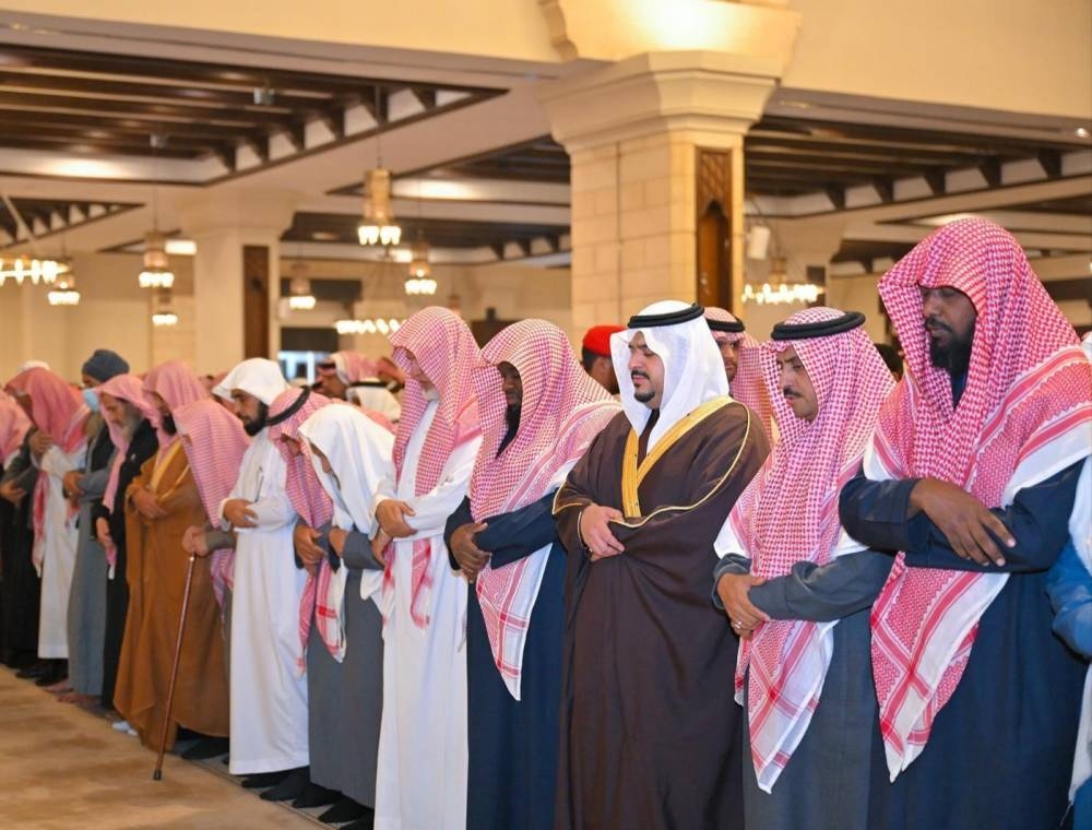 نائب أمير الرياض يؤدي الصلاة على والدة سعد آل خاطر