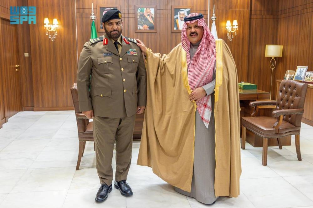 أمير حائل يُقلِّد مدير مكافحة المخدرات بالمنطقة رتبته الجديدة