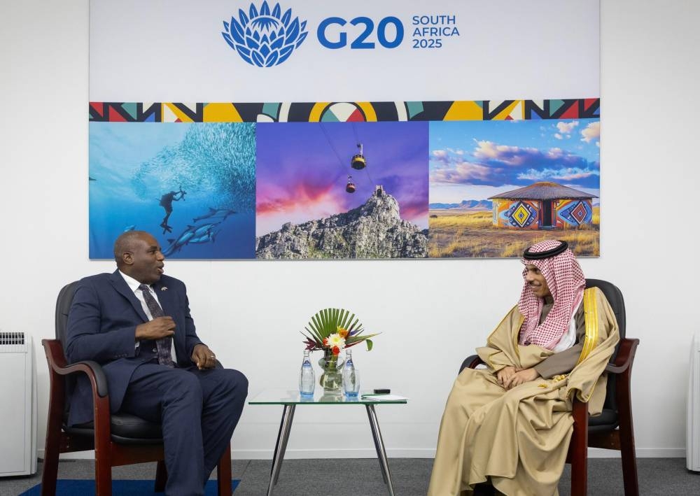 فيصل بن فرحان يبحث العلاقات الثنائية مع وزير خارجية المملكة المتحدة