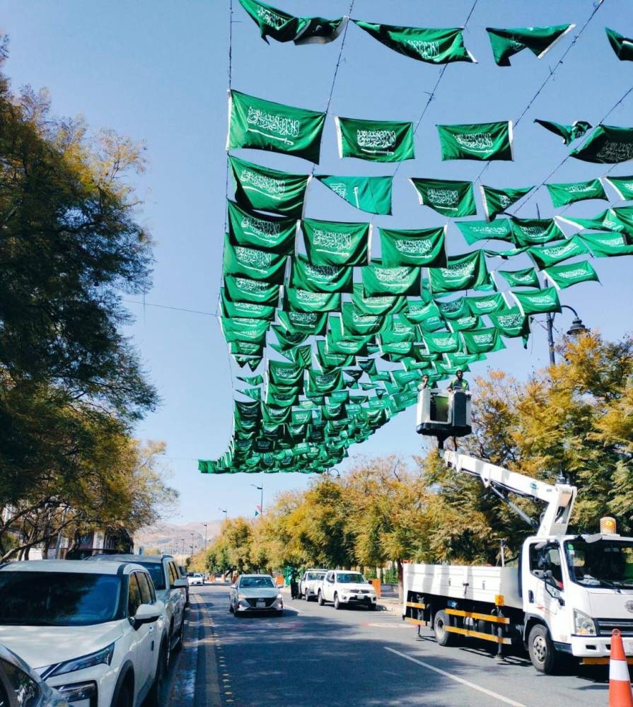 عسير في يوم التأسيس.. تزيين الشوارع بـ 21 ألف علم وتهيئة 470 حديقة