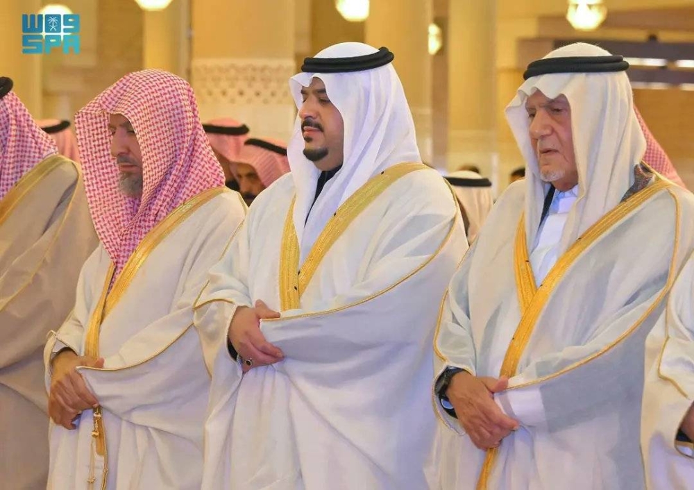نائب أمير الرياض يؤدي صلاة الميت على الأميرة العنود بنت محمد بن عبدالعزيز