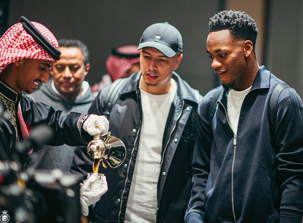 النصر يستقبل جون دوران بالقهوة السعودية