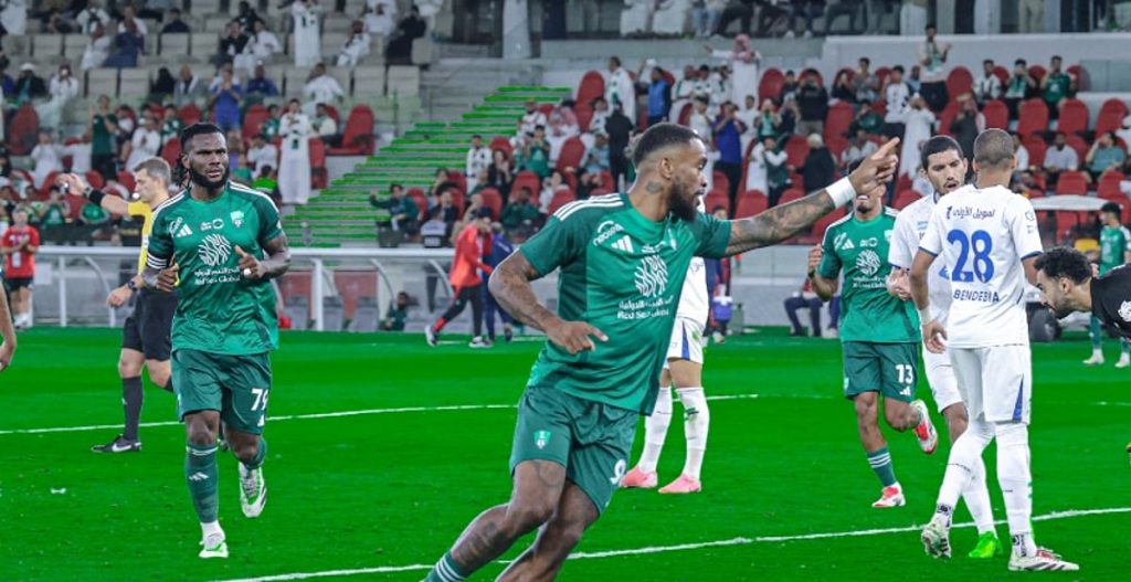 "دوري روشن": الأهلي يفوز على الفتح بثنائية إيفان توني