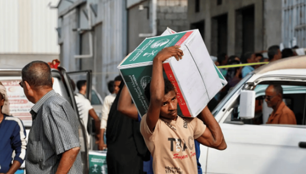 مركز الملك سلمان للإغاثة يوزّع 98 طنًا من السلال الغذائية في عدن