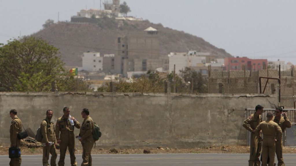 فرنسا تبدأ انسحابها من السنغال بتسليم قاعدتين عسكريتين للحكومة المحلية