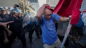 فيديو. اشتباكات بين متقاعدين وقوات الشرطة في الأرجنتين خلال مظاهرة منددة بتجميد المعاشات
