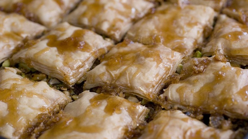 فيديو. سيدة الموائد في رمضان.. هكذا تُصنع بقلاوة غازي عنتاب الشهيرة