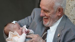 وفاة “صاحب الذراع الذهبية” في أستراليا.. رجل أنقذ بدمه حياة 2.4 مليون طفل