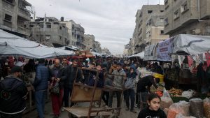 سوقٌ وسط الركام.. كيف يواجه الفلسطينيون في مخيم جباليا الحصار وغياب المساعدات؟
