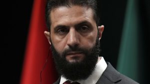 أحمد الشرع يستعرض مهاراته في كرة السلة عشية زيارته إلى فرنسا