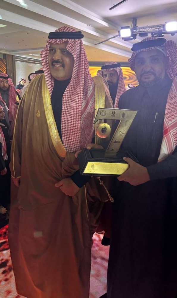 أمير حائل يكرّم الرشيدي في حفل جائزة «بصمة» بنسختها السابعة