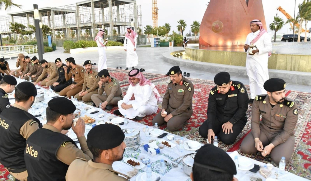 محافظ جدة يشارك قادة ومنسوبي القطاعات الأمنية الإفطار الرمضاني في الميدان