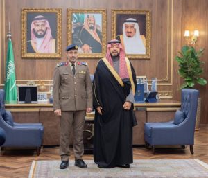 فيصل بن خالد يقلّد مدير الدفاع المدني بمنطقة الحدود الشمالية رتبة لواء