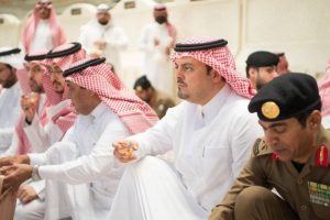 نائب أمير مكة يشارك رجال الأمن والجهات المشاركة في خدمة ضيوف الرحمن طعام الإفطار في المسجد الحرام