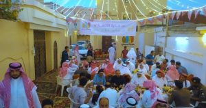 «حارة الأحمدي» تقيم أطول مائدة رمضانية في جازان.. من صنيع الأمهات