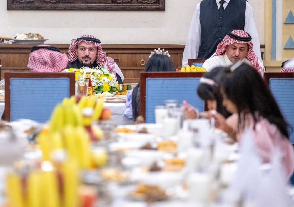 أمير القصيم يشارك أبناءه الأيتام وذوي الإعاقة مأدبة الإفطار