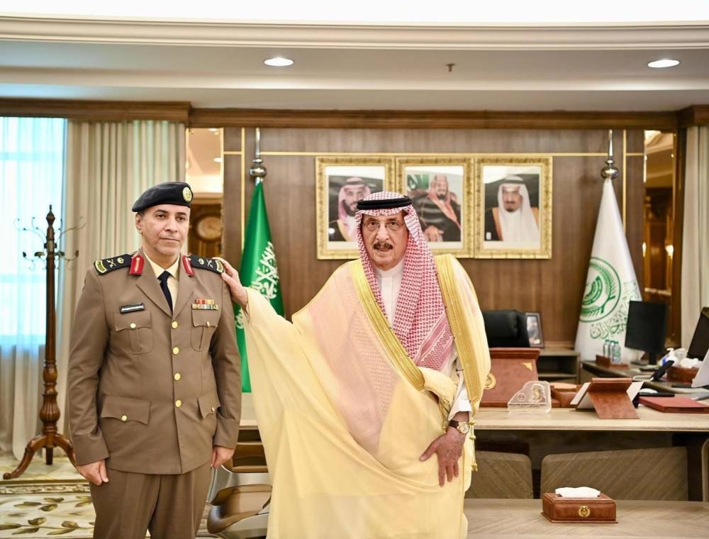 أمير جازان يُقلِّد مدير الدفاع المدني رتبته الجديدة
