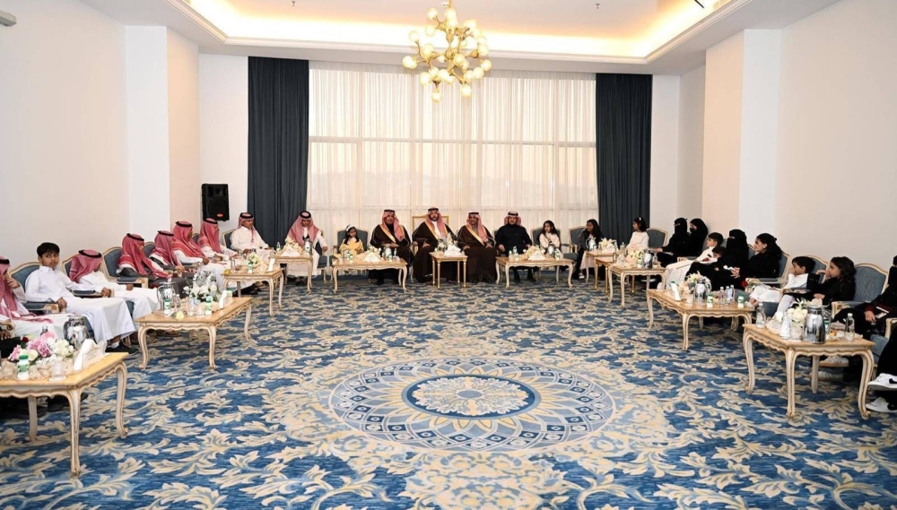 محافظ الطائف يُشارك أبناء شهداء الواجب حفل الإفطار