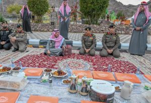 نائب أمير حائل يشارك رجال الأمن إفطارهم في الميدان