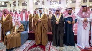 نائب أمير الرياض يؤدي صلاة الميت على فيصل آل حثلين