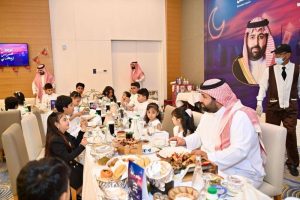 نائب أمير جازان يهنئ الأيتام بشهر رمضان ويشاركهم مأدبة الإفطار