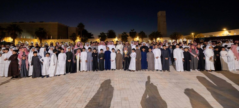 محافظ حفر الباطن يقيم مأدبة إفطار للأيتام