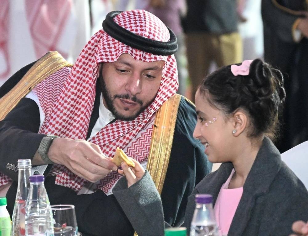 سعود بن نهار يشارك منسوبي الأمانة والأيتام وذوي الإعاقة ورجال النظافة في الإفطار الجماعي