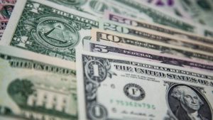 ارتفاع الدولار يخفض خسائر عوائد السندات الأمريكية