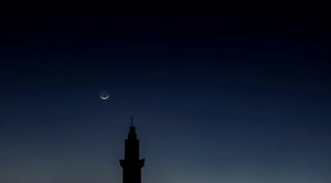 هلال ليلة الثاني من رمضان يتألق في سماء عرعر تحت كوكب الزهرة وفوق عطارد