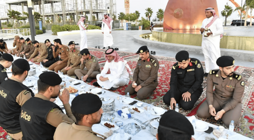 محافظ جدة يشارك الإفطار الرمضاني مع قادة ومنسوبي القطاعات الأمنية