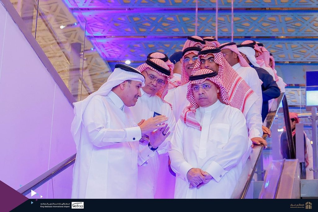 وزير النقل يزور مطار الملك عبدالعزيز للوقوف على تنفيذ الخطط التشغيلية لموسم ذروة العمرة