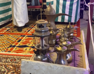 بمساعدة زوجتيه.. حرفي يستعرض مقتنياته التراثية في الدمام