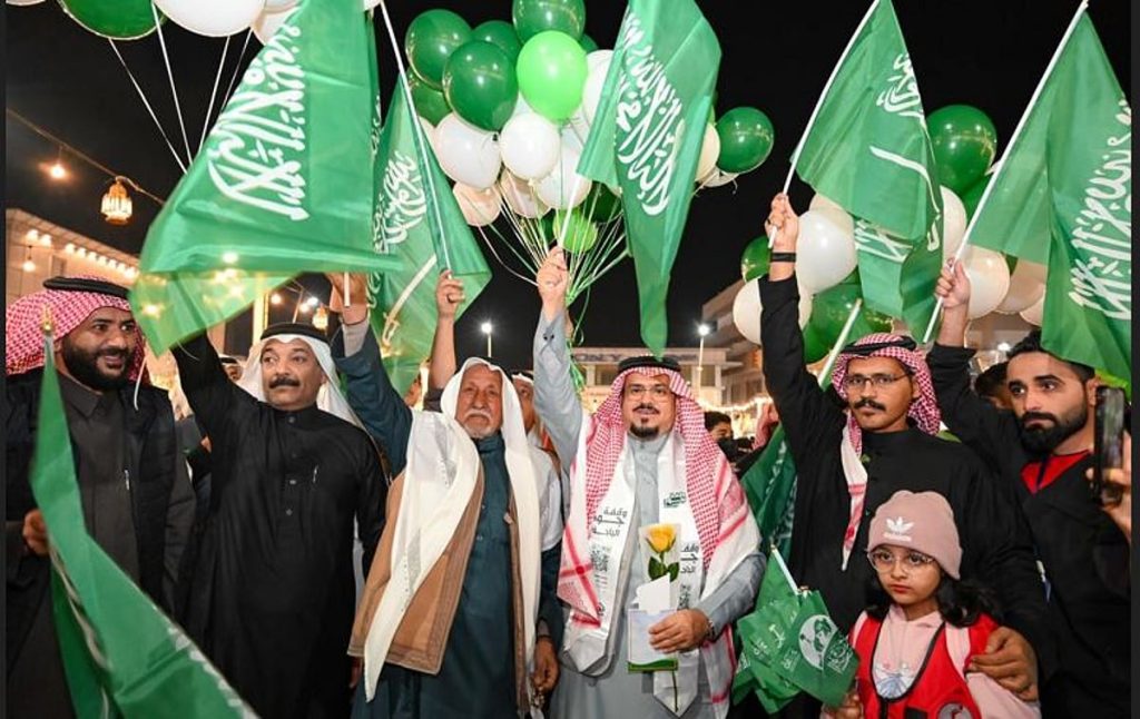هيئة الهلال الأحمر السعودي بالباحة تشارك في احتفاءً بيوم العلم بالسوق الرمضاني بالباحة