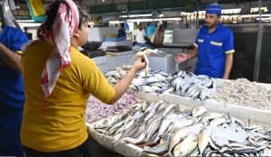 سوق السمك بجدة يستقطب المستهلكين والزوار خلال شهر رمضان
