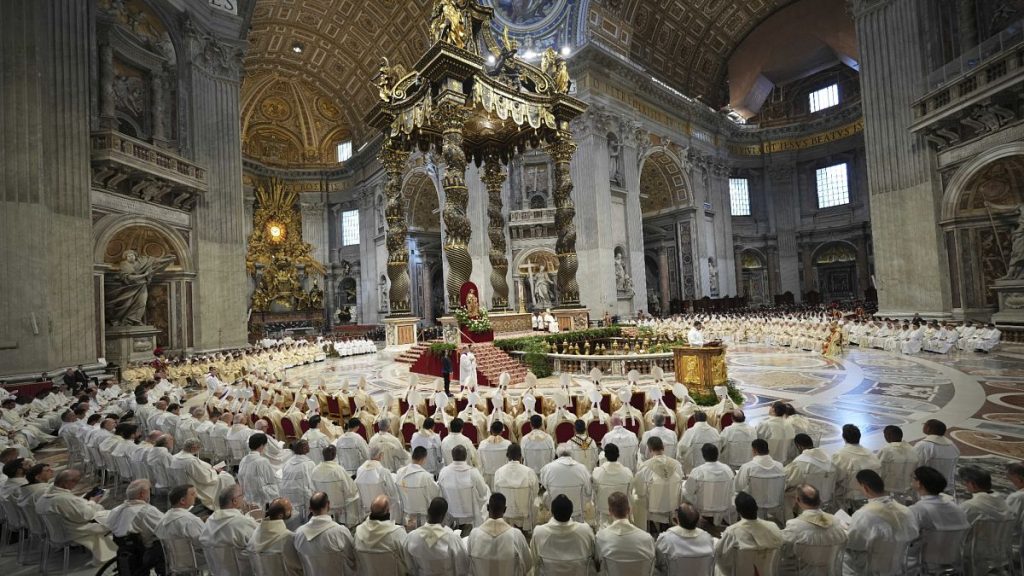 المسيحيون يحتفلون ببدء أسبوع الفصح من الفاتيكان إلى القدس