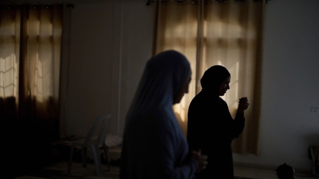 إجلاء قسري وملاجئ مكتظة: نازحو الضفة الغربية يواجهون مصيرًا مجهولًا