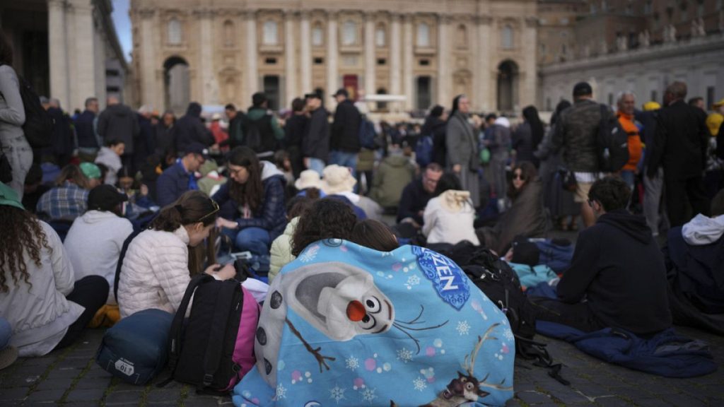 مئات المؤمنين يبيتون في الشوارع استعدادًا لجنازة البابا فرنسيس في الفاتيكان