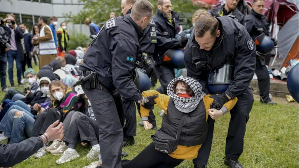 ألمانيا: الشرطة تعتدي على طلاب خلال تظاهرة مؤيدة لفلسطين وتفتح تحقيقًا جنائيًا