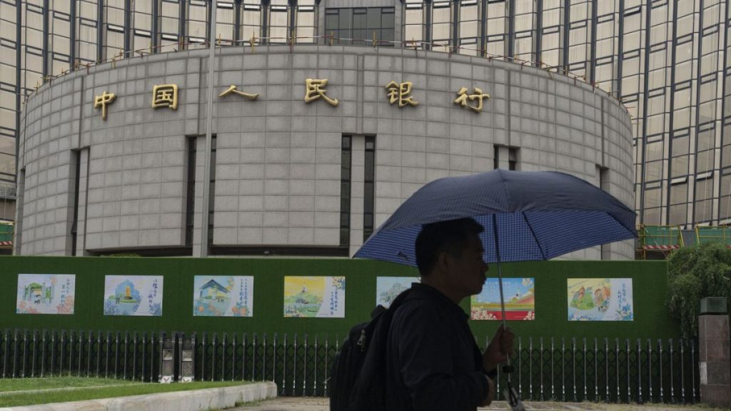 البنك المركزي الصيني يبيع الدولار ويشتري اليوان… بكين لن تسمح بانخفاض قيمة عملتها