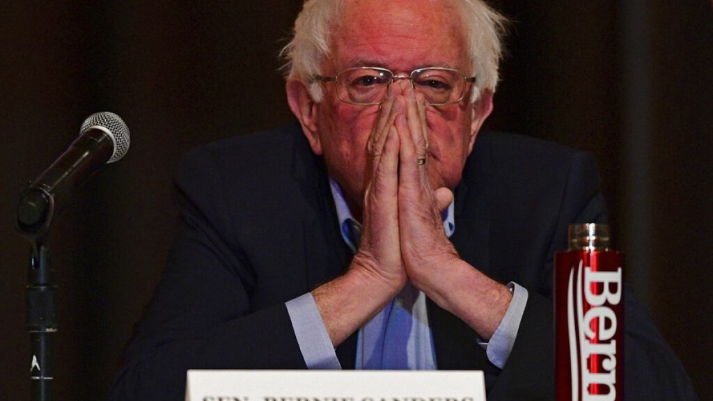 ساندرز: نبقى مجتمعاً حراً أم ننحني لملكنا الجديد ترامب؟