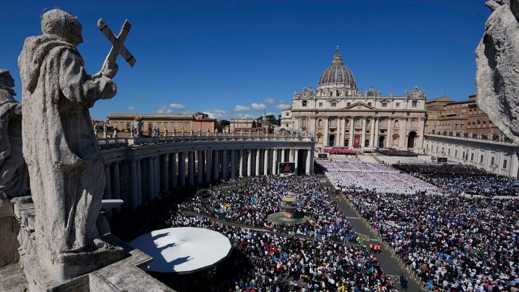 بالصور – من ساحة القديس بطرس إلى سانتا ماريا ماجوري: هكذا ودع المؤمنون البابا فرنسيس