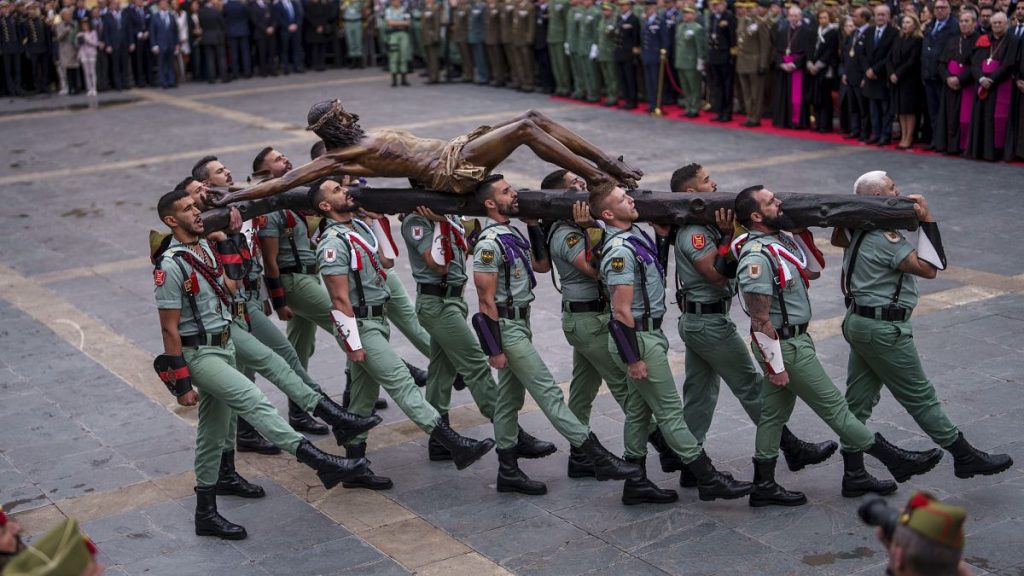 فيديو. جنود في مالقة الإسبانية يحملون تمثال المسيح في موكب الخميس المقدس