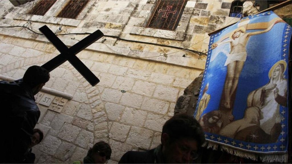 المسيحيون في القدس يحيون يوم الجمعة العظيمة وسط أجواء مثقلة فرضتها الحرب في غزة