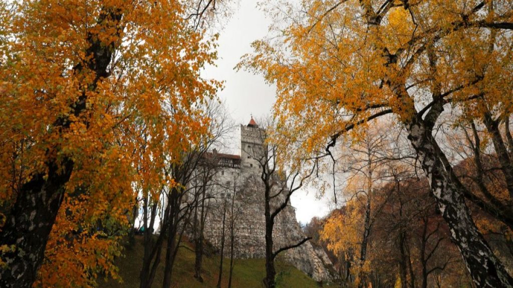 بعد 3 سنوات من الترميم.. رومانيا تُعيد إحياء قلعة بويناري وتستقبل الزوار من جديد