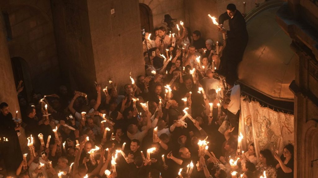 رغم القيود الإسرائيلية… آلاف المسيحيين يحيون طقوس سبت النور في القدس