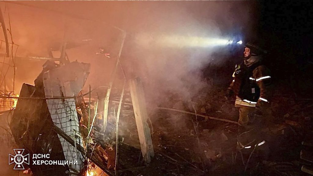 فيديو. قتيل وثلاثة جرحى في غارة روسية على على مدينة خيرسون الأوكرانية